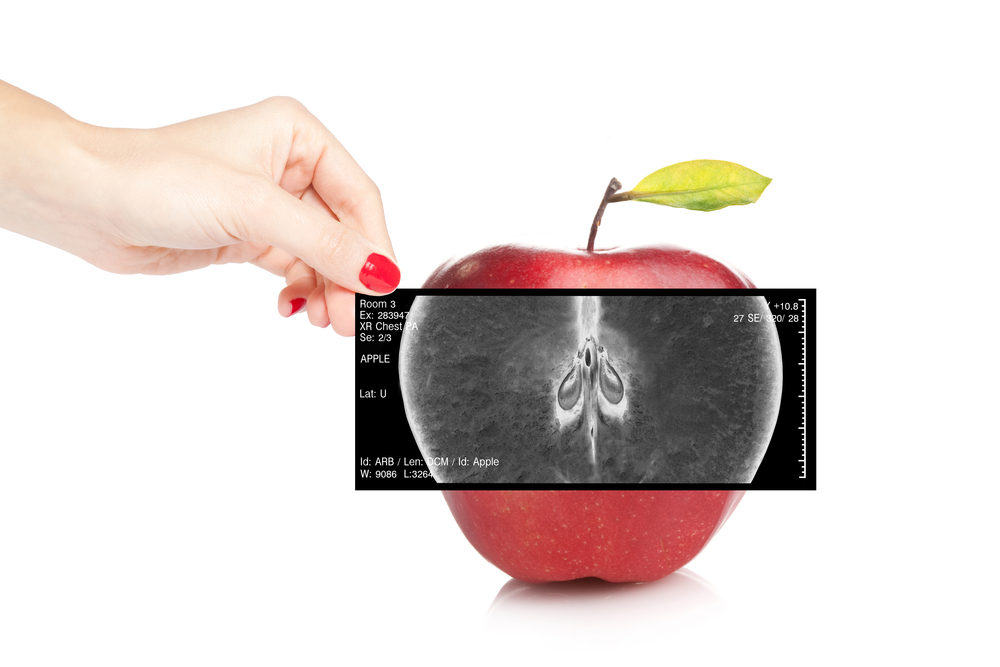 Analyse der Nährstoffe in einem Apfel während der Ernährungsberatung Ausbildung